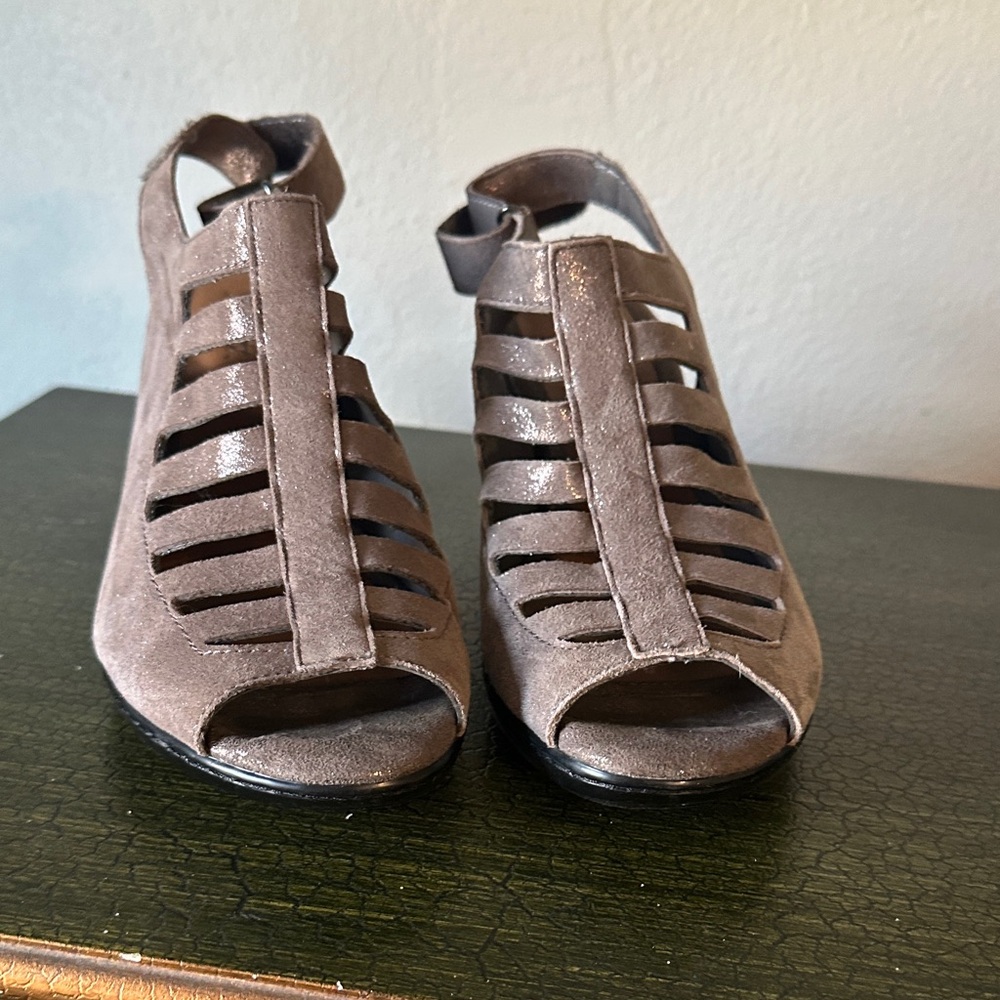 Chic Women's Cutout Sandals in Brown
